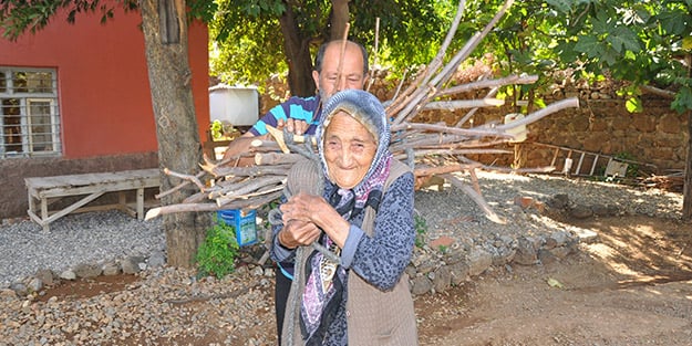 3 padişah, 12 cumhurbaşkanı ve 33 başbakan gördü ama işlerini hala kendi yapıyor