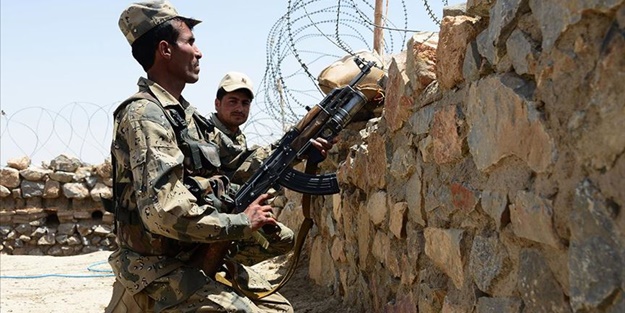 3 Pakistan askeri şehit oldu