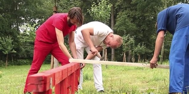 3 saatte ev inşa etti!