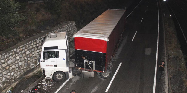 3 tırın karıştığı kazada 1 kişi yaralandı