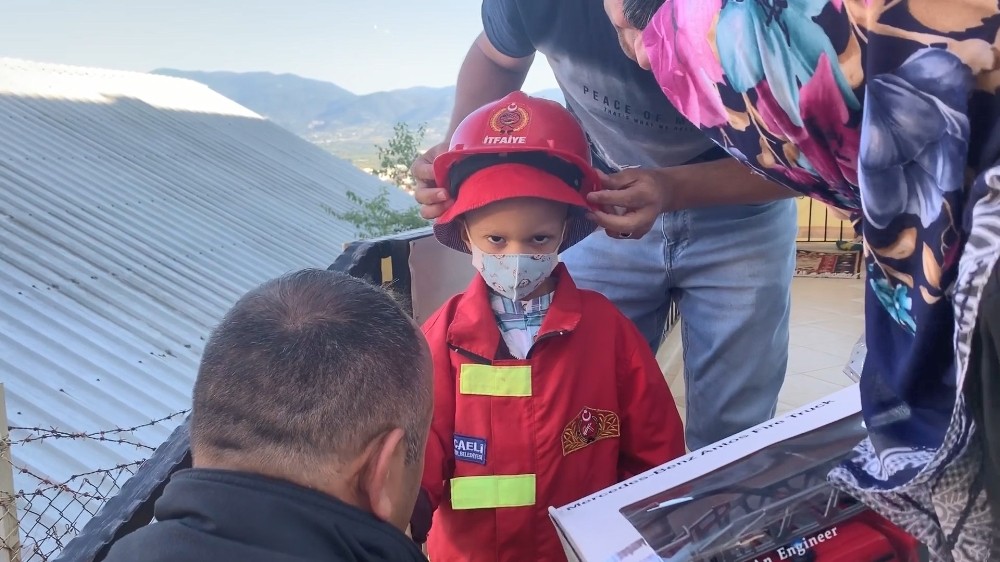 3 yaşındaki lösemi hastası Ahmet’in itfaiyecilik hayali gerçek oldu 