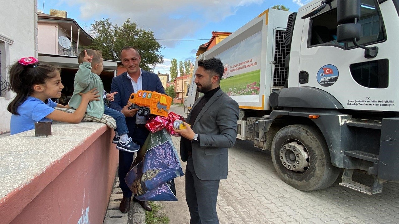 3 yaşındaki Ali Taha bakın her gün kimin yolunu gözlüyor