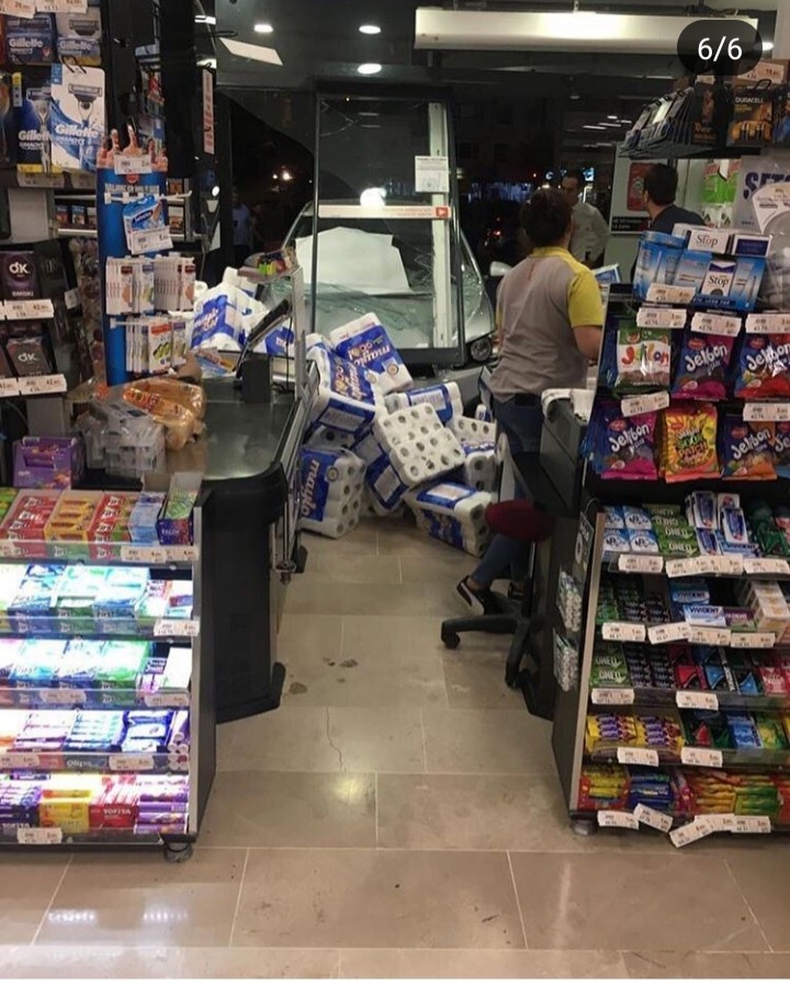 3 yaşındaki çocuğun çalıştırdığı araç markete daldı 