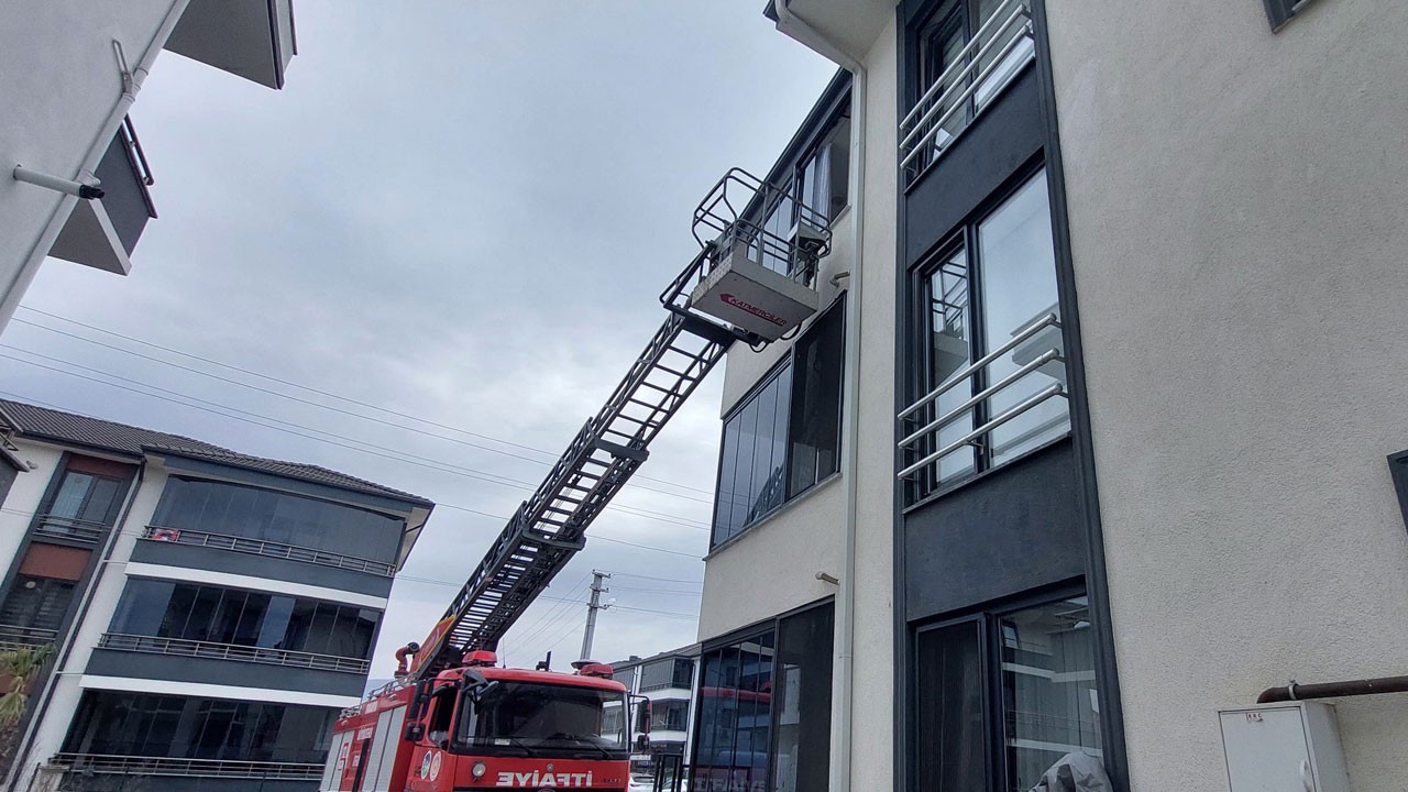 3 yaşındaki çocuk evde mahsur kaldı!