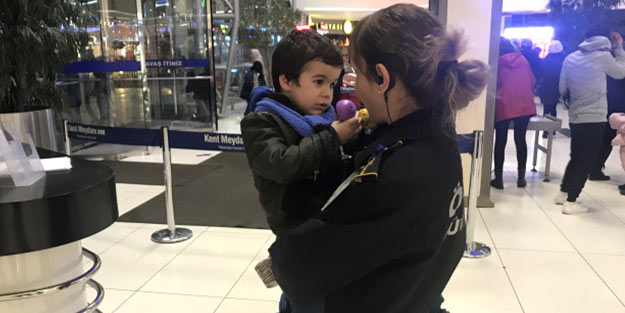 3 yaşındaki Hamza'yı AVM'ye terk eden annesinin notu yürek yaktı
