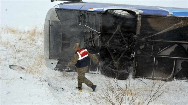 3 yolcu otobüsü devrildi: 25 yaralı