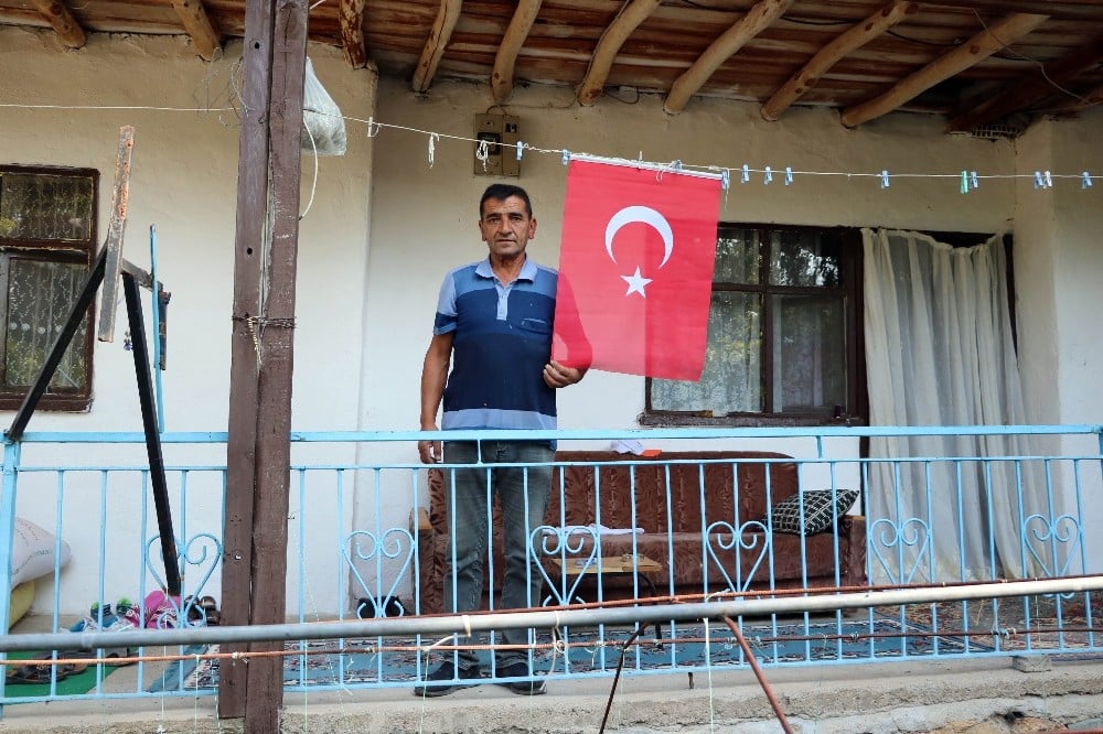 30 Ağustos’ta köylerini Türk bayraklarıyla donattılar 
