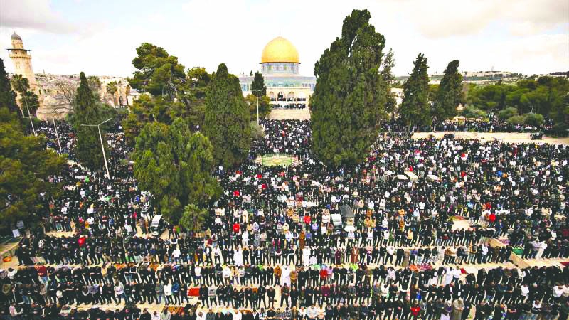 30 bin Müslüman İsrail’i aşıp Aksa’da saf tuttu