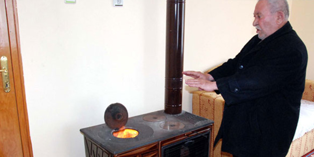 30 derece sıcaklıkta soba yakıyor