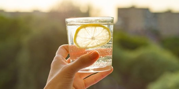 30 gün boyunca her sabah limonlu su içtiğinizde bakın vücudunuzda neler oluyor! En doğru yöntem