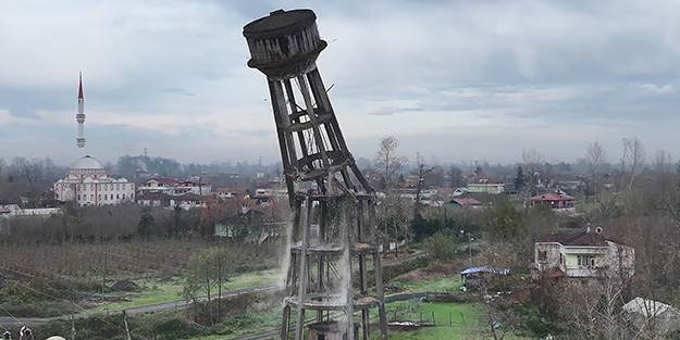 30 metrelik su deposu böyle yıkıldı