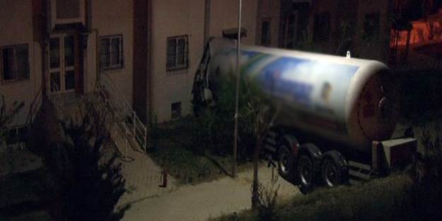 30 ton LPG yüklü tanker apartmana girdi