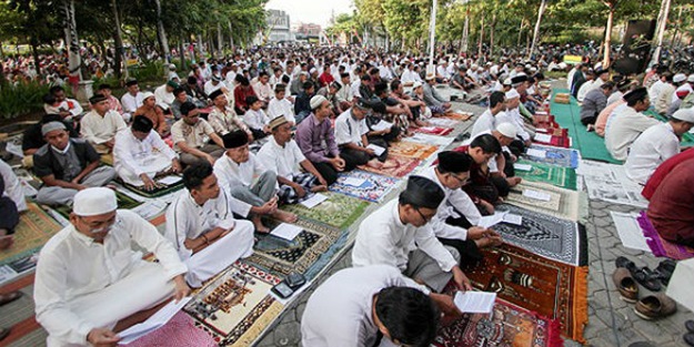 300 bin kişilik camiye sığmadılar