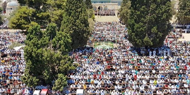 300 bini aşkın Müslüman Mescid-i Aksa'da saf tuttu!
