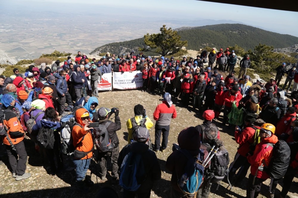 300 dağcı İsmet Ülkeli’yi Spil Dağı’na tırmanarak andı 
