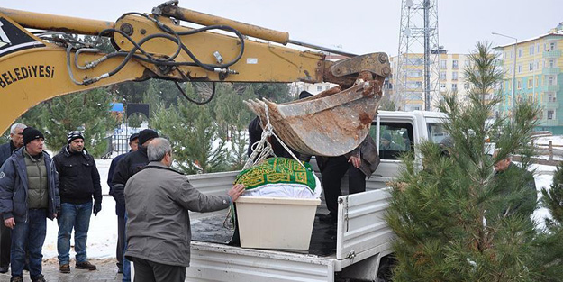 300 kiloluk cenaze mezara böyle konuldu