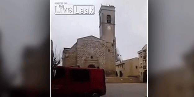 300 yıllık kiliseyi kuşlar yıktı - VİDEO