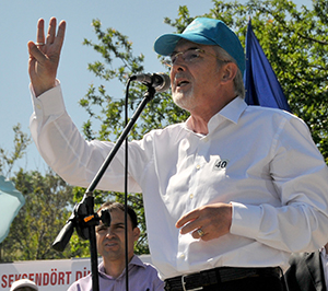 Türk siyasetçiye Türkçe cezası