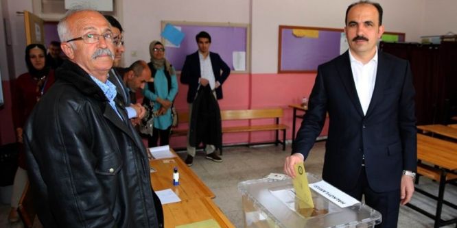 Başkan Altay, oyunu kullandı