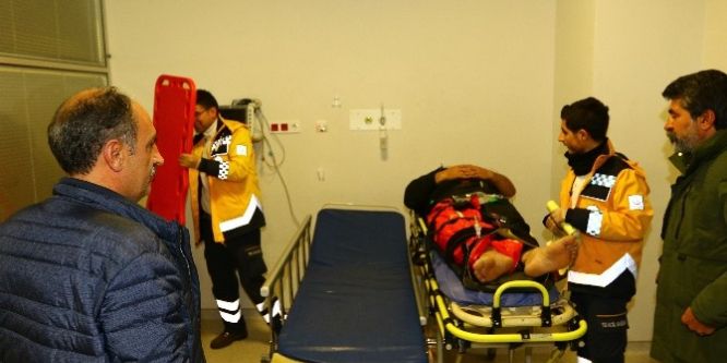 İş makinesinin üzerine çığ düştü!