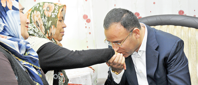 Bozdağ şehit annelerinin elini öptü