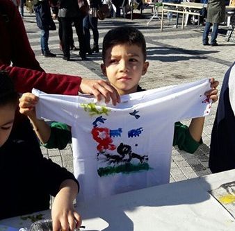 Büyükler küçükleri mutlu etti