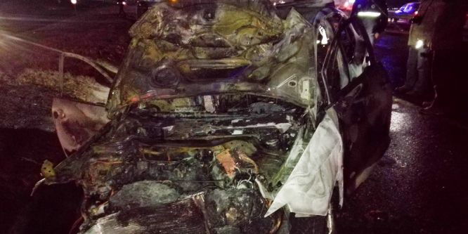 Çarpışan iki araç alev topuna döndü