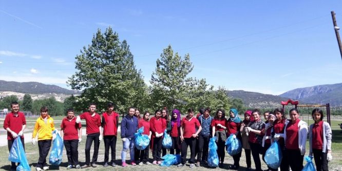 Öğrenciler piknik alanındaki çöpleri topladı