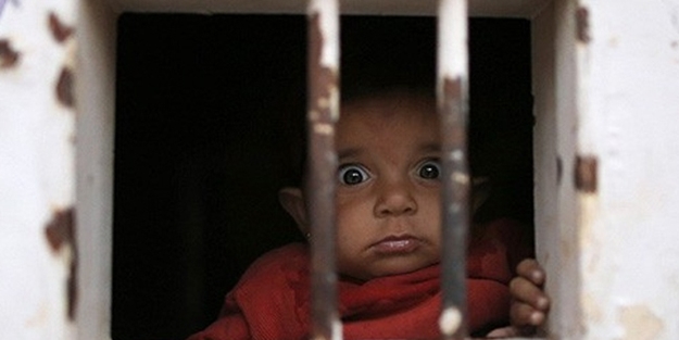 'Cesetler cezaevi bahçesine gömüldü'