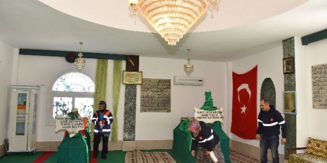Büyükşehir türbeleri de temizliyor