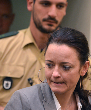 Türk sanıklara cam kafes Neonazi’ye ise podyum!