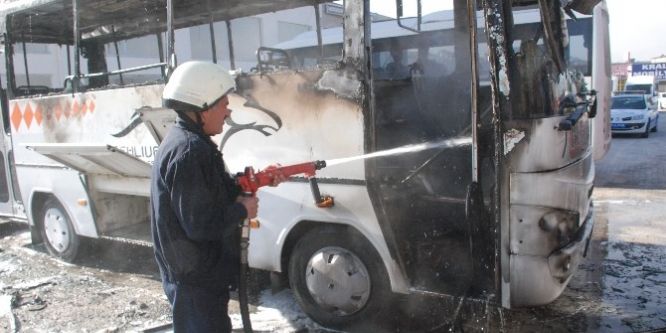 Park halindeki midibüs alev aldı