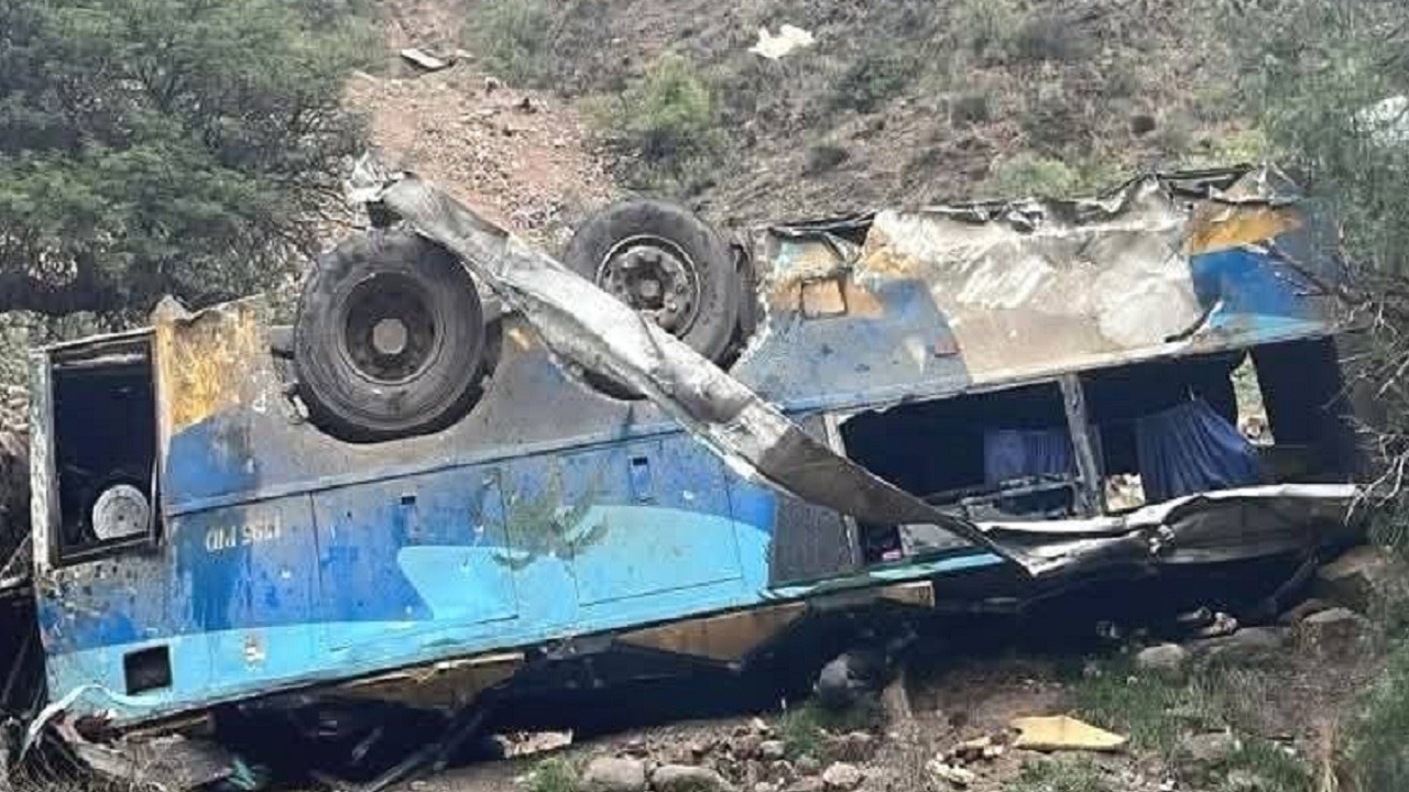 31 kişi hayatını kaybetti! Yolcu otobüsü uçurumdan düştü