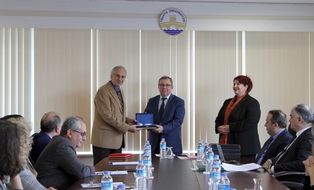 31 yıl hizmet veren ve emekli olan Prof. Dr. Alp’e teşekkür plaketi 