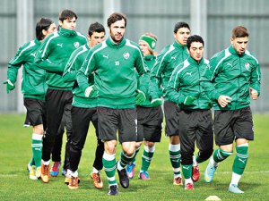 Timsah, Aslan’a hazırlanıyor