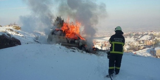 Otomobil cayır cayır yandı