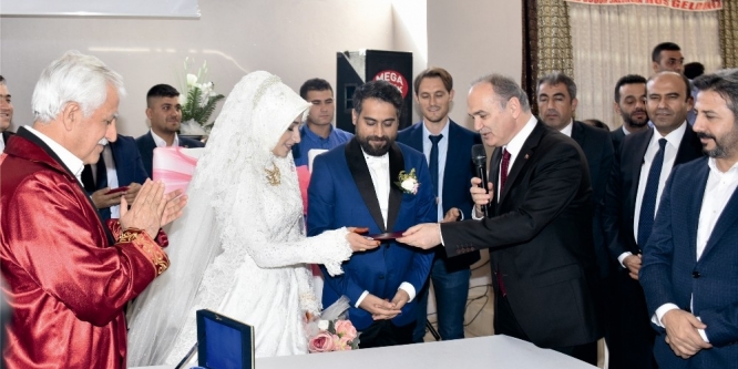 Bakan Özlü, Adıyaman’da düğün törenine katıldı