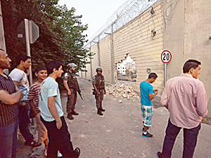 İsrail’in ‘utanç duvarı’ balyozlarla delindi