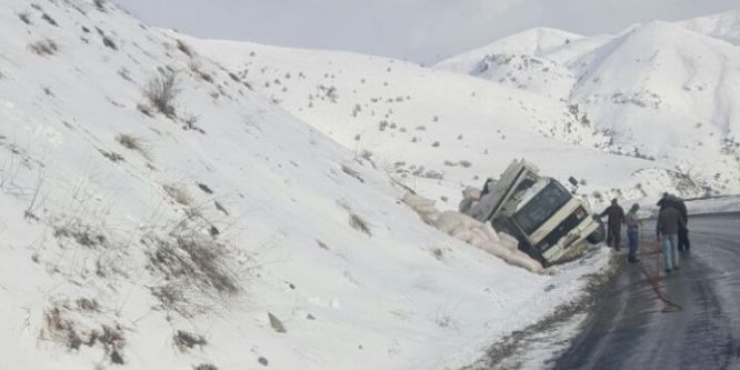 Saman yüklü kamyon devrildi