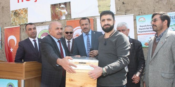 Elazığ’da arıcılara organik kovan dağıtıldı