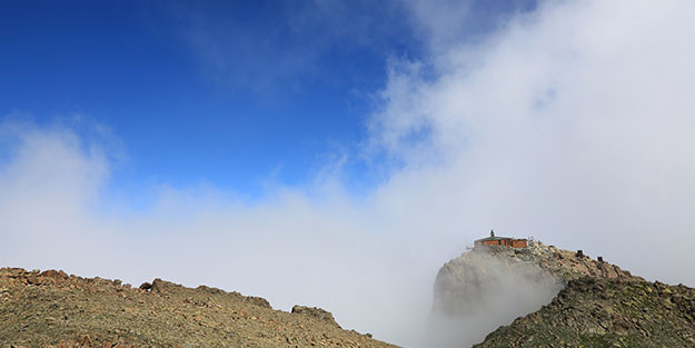3200 metre yükseklikte, uçurumun kenarındaki mescit ziyaretçilerini hayran bırakıyor
