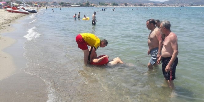 Boğulma tehlikesi atlatan kadını itfaiye kurtardı