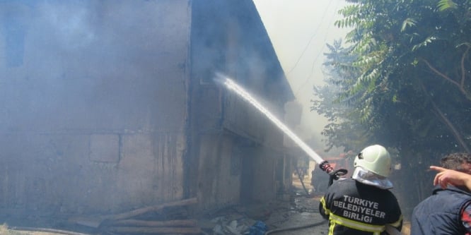 2 katlı ev yangında kül oldu