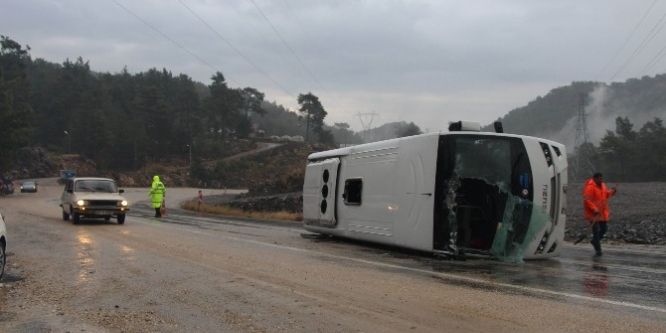 Antalya’da turist midibüsü devrildi: 13 yaralı