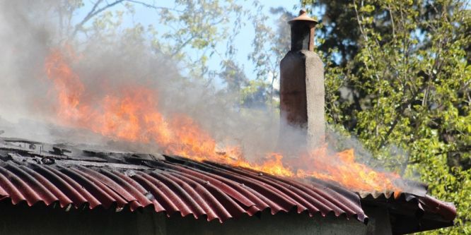 Kocaeli’de 2 katlı ahşap ev kül oldu