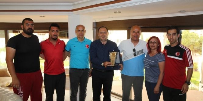 Öğretmenlerden Başkan Sarıoğlu’na teşekkür plaketi