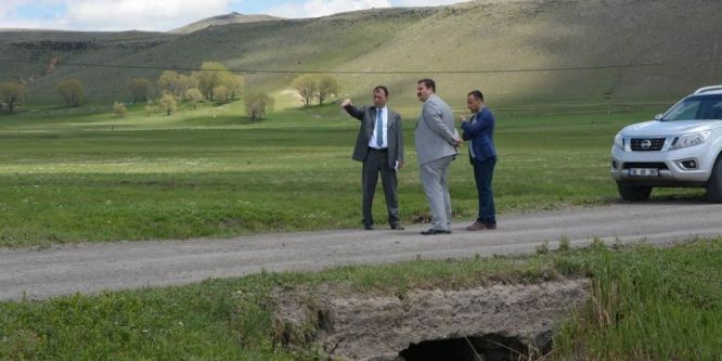 Arpaçay’da köy yolları sıcak asfalt oluyor