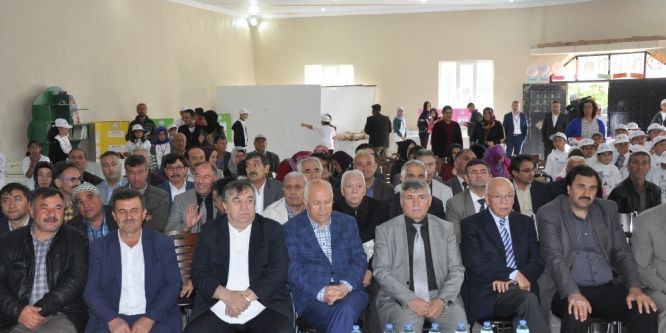 Köy okulundaki bilim fuarı yoğun ilgi gördü