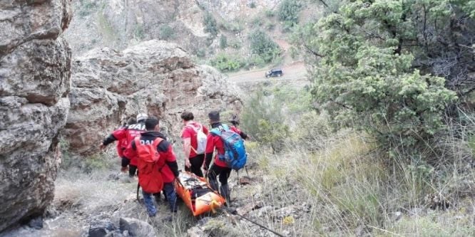 DAK ekibi mahsur kalan bisikletçileri kurtardı