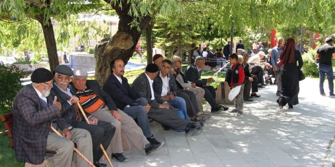 Oruçlu vatandaşlar parklara akın etti